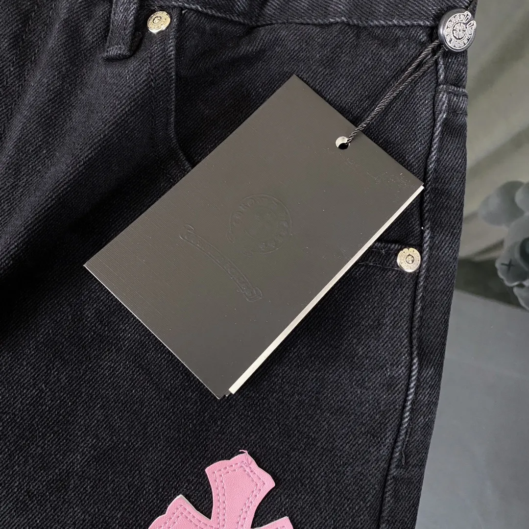 🅿️280 Original development Hardware customization Chrome Hearts Chengdu limited New city limited jeans Chrome Hearts city limited jeans Size: S M L [Top heavy industry fashionable design] Consistently made in high street luxury style. Speaking of this style, the Zangyin family and GU family are definitely the leading representative brands. Especially the Zangyin family has really achieved a state-of-the-art effect in creating high street style. The unique washed material is used to create this style. The color system is quite eye-catching. It is decorated with patchwork cross flowers, which cleverly highlights the charm of the brand. Secondly, this style uses classic The high-waist cutting design highlights the long legs and fashionable temperament of the upper body. The brand is highly recognizable and the slim fit configuration is more suitable for daily wear. It is a product that interprets personality, fashion, and specifications at a glance. This single product is enough to make any fan excited. It can be a white T-shirt for youthful preppy style, or a tight suspender for lady style. It has strong matching ability and can be easily controlled by men.  [Material and craftsmanship] Needless to say, this point goes without saying. As an excellent craftsman brand, Zangyin has really perfect requirements for details and craftsmanship. The washed color of this model has gone through so many processes, not to mention the embellishment of the denim appliqués. It is also purely handmade and sewn. Just like what they believe in, only handmade things have soul and have the meaning of wear. A top-notch heavy-duty fashionable denim item, I look forward to your perfect interpretation! !